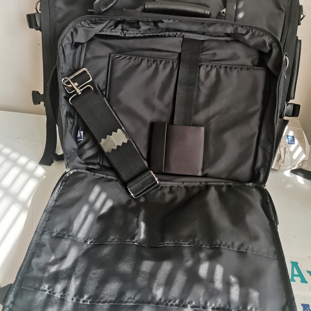 GAP TRAVEL AND LAPTOP BAG - Picture 4 of 16